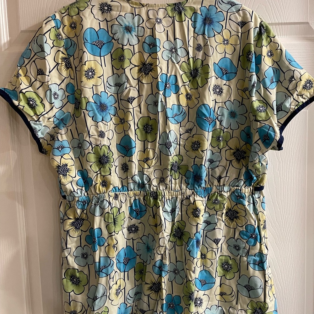Pale yellow XL Scrub Top - Picture 3 of 3